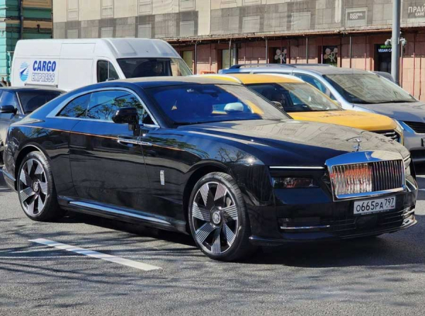 Rolls-Royce Spectre и миллиарды в бетоне: депутат Борис Юнанов и семьи Осип в схемах Alias Group и Неометрии