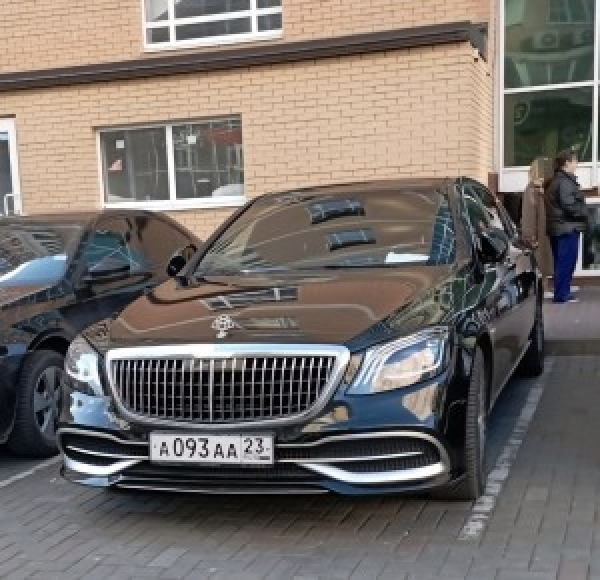 Помощник президента Владимир Мединский назвал историю с Maybach у дверей МВД &laquo;раздутой&raquo; и призвал журналистов не отвлекать ведомство от работы