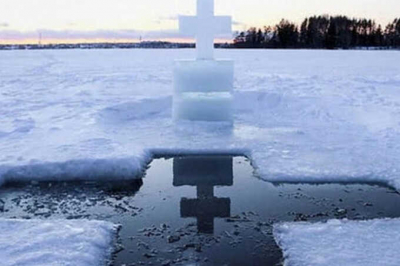 Молодой отец окунул годовалого малыша в прорубь в Сургуте