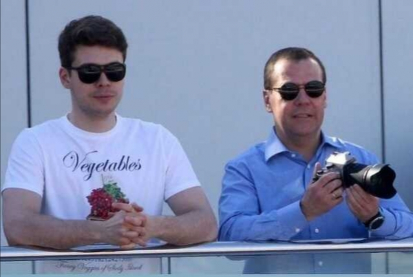 У Медведева нашли яхту за 5 миллионов долларов, а Орбан посоветовал не будить медведя