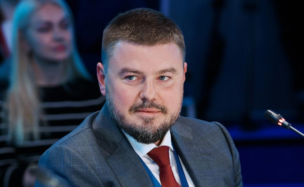 Главпочтамт ушёл в тень: уши Крапивина из группы 1520 видны невооружённым глазом