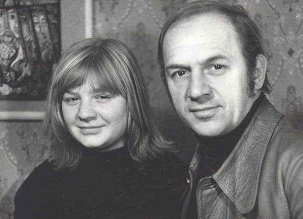 "Ты здесь только за красоту!" - сказала Гундарева, а потом выгоняла с вещами в махровом халате