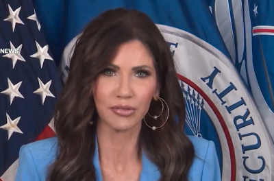 Министр нацбезопасности США потребовала проигрывать в аэропортах сообщение, обвиняющее демократов в шатдауне правительства