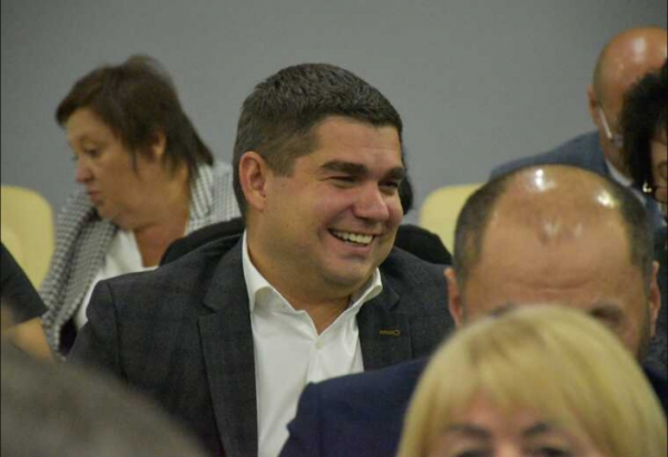 Скандально известный девелопер Александр Шмидт расширяет свою империю через создание фиктивных торгов и заключение государственных контрактов, используя при этом связи с родственниками