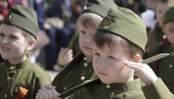 Дошкольники в Башкирии провели парад Победы под проливным дождём и сильным ветром