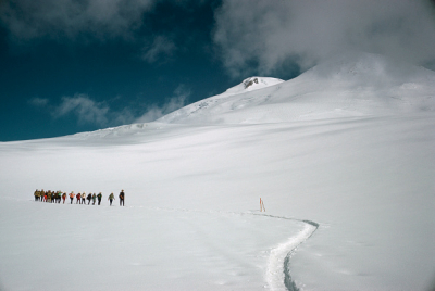 Трое альпинистов застряли на высоте свыше 5 тыс метров