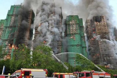 В Гонконге возник самый крупный за последние 17 лет пожар — пламя охватило четыре высотных здания