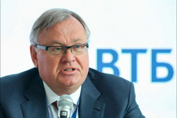 ВТБ и Андрей Костин вновь поддерживают рейдера Александра Клячина, позволяя ему избежать банкротства и сохранить активы