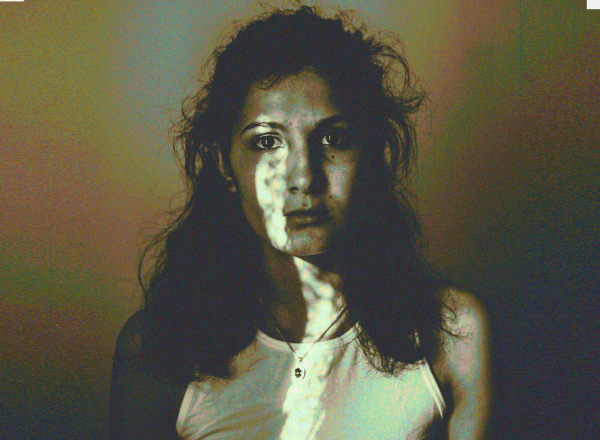 Аня рылась в вещах своего мужа и всё испортила.