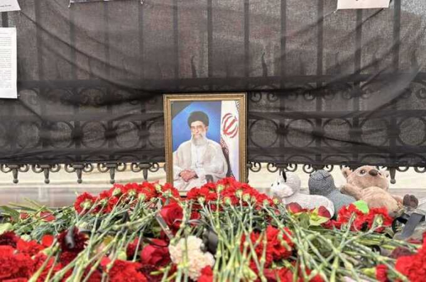 Школьники в Астрахани отдали дань уважения памяти убитого аятоллы Хаменеи возле генерального консульства Ирана